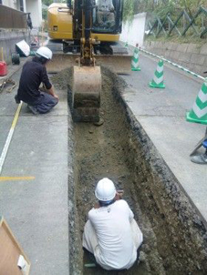 塩竃市で東日本大震災で壊された下水道管をなおしています