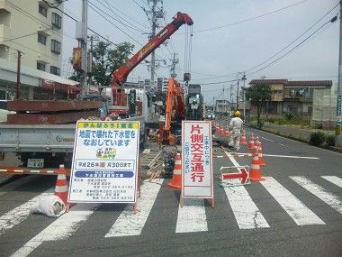 宮城県塩竃市にて３．１１東日本大震災で壊された下水道管をなおしています