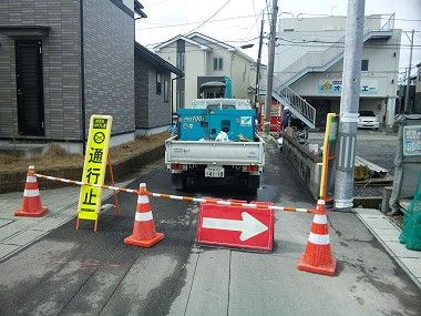 宮仙台市岩切地区で大震災によって壊された下水道管をなおしています