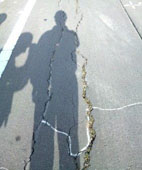 大地震で壊れた道路の傷跡