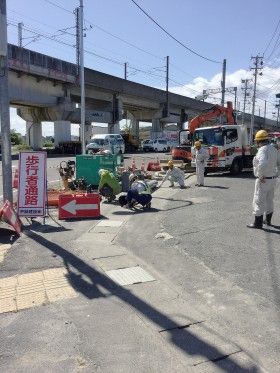 東日本大震災で壊れた下水道管をなおしています