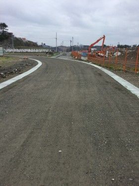 ３，１１　東日本大震災で被災した宮城県七ヶ浜町で道路を造っています